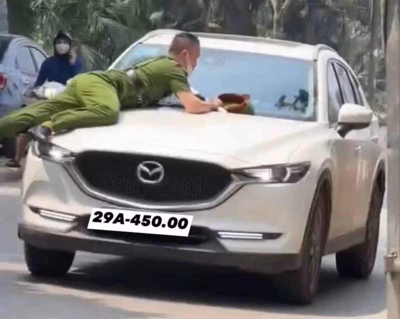Vu lai xe hat cong an len nap capo: Co xu ly hinh su?