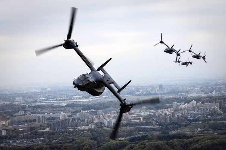 Hải quân Mỹ sử dụng CMV-22B Osprey để thực hiện những nhiệm vụ tương tự như máy bay C-2A Greyhound, bao gồm vận tải, cứu hộ, cung cấp lương thực, phụ tùng và trang thiết bị cho các thủy thủ trên các tàu sân bay.