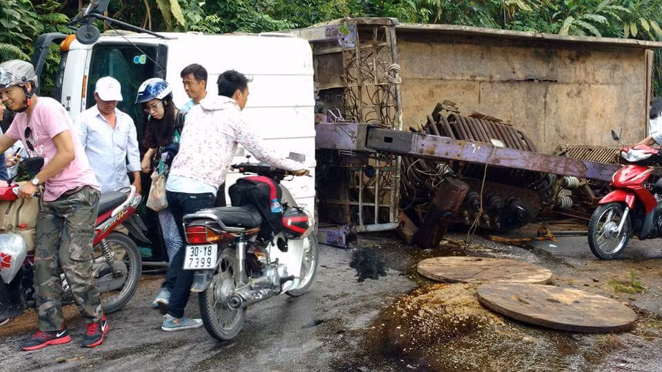 Xe tai lat nghieng, duong len thi tran Tam Dao ket cung
