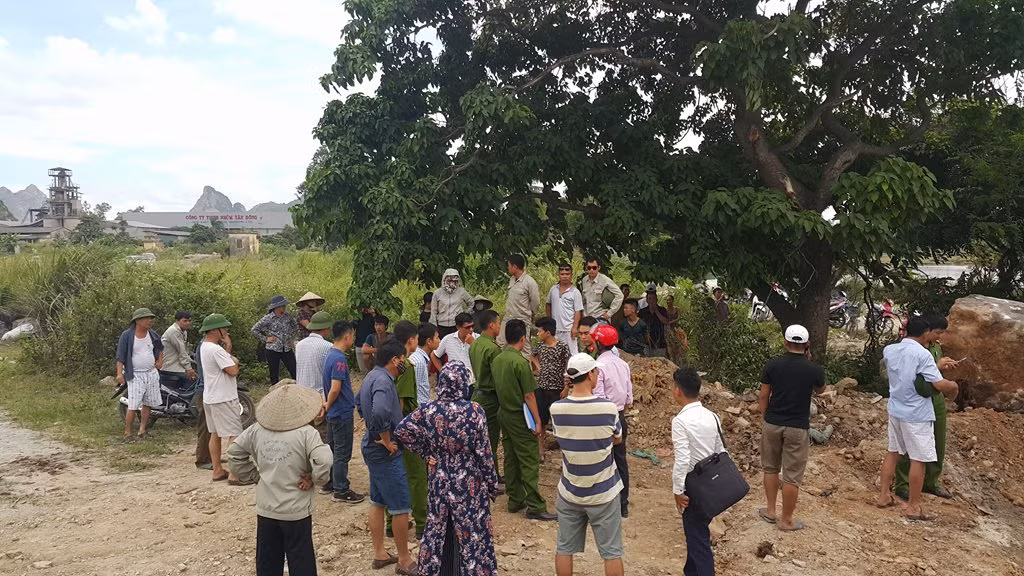 Hàng trăm người dân bức xúc theo dõi vụ việc.