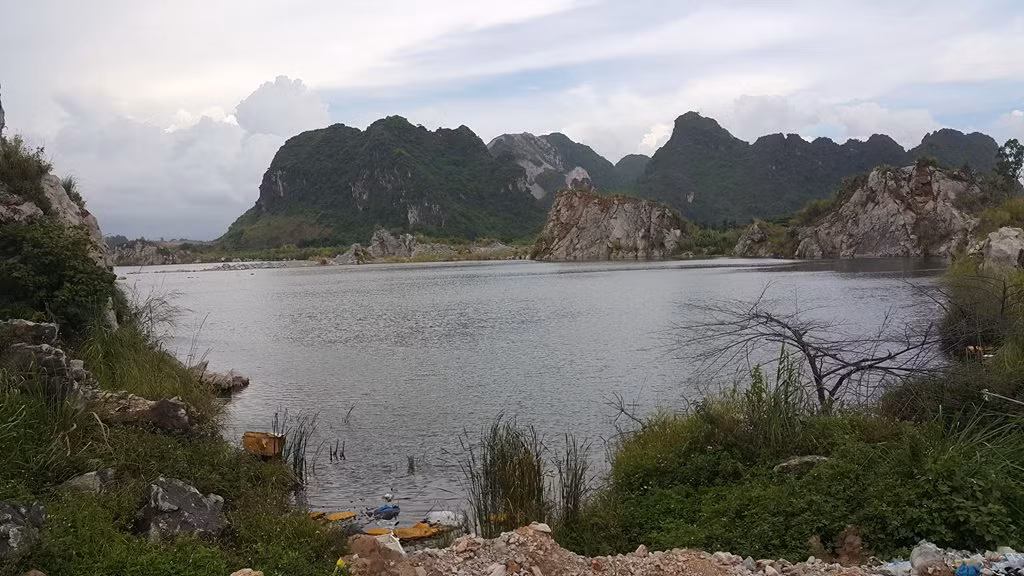 Hố chôn chất thải nghi nguy hại nằm ngay hồ nước.