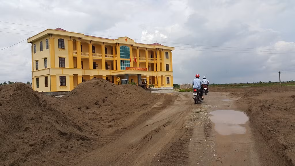 Công trình sân UBND xã Vĩnh Hòa đang được triển khai thi công.