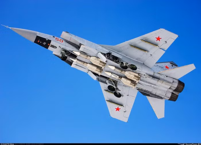 Trong quá trình hiện đại hóa, hệ thống khung sườn MiG-31 được gia cố; các hệ thống điện, điện tử hàng không, thiết bị dẫn đường và thiết bị ngắm hoàn toàn thay đổi. Sau khi nâng cấp, những chiếc MiG-31 hoàn toàn đáp ứng yêu cầu của chiến tranh hiện đại.