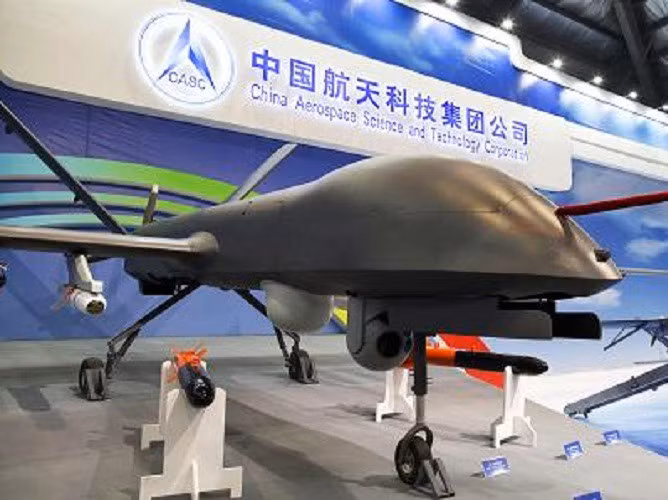 UAV CH-4 có hành trình bay liên tục tối đa lên tới 3.500 km và thời gian bay liên tục lên tới 30 giờ. CH-4 có thiết kế cánh phẳng, với sáu giá treo dưới cánh, có thể mang được nhiều loại vũ khí khác nahau.