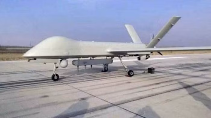 Ngoài hệ thống quan sát, CH-4 còn khả năng mang 350 kg vũ khí trên sáu giá treo dưới cánh, những vũ khí được trang bị có thể là vũ khí có hoặc không có điều khiển. Đối với các mục tiêu vận động, CH-4 có hiệu quả tiến công rất tốt. Cũng như nhiều loại vũ khí khác, UAV CH-4 của Trung Quốc đầu tiên được xuất khẩu sang Iraq để sử dụng chống lại nhà nước Hồi giáo tự xưng IS với giá chỉ có 2 triệu USD chiếc (để so sánh, chi phí sản xuất chiếc MQ-1 Predator đã là 4,5 triệu USD).