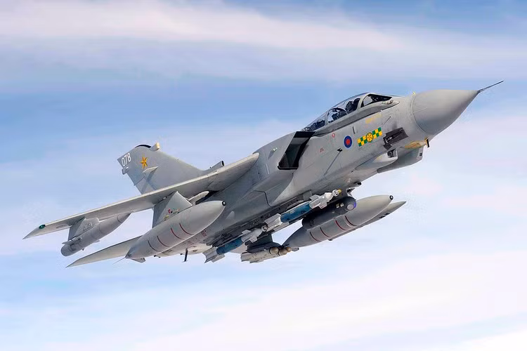 Theo đó, người phát ngôn của liên quân cho biết chiếc Tornado của họ đã bị bắn hạ và đâm xuống đất tại một địa điểm ở tỉnh al-Jawf, phía Bắc Yemen.