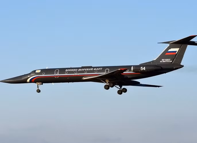 Được mệnh danh là "Ngọc trai đen", Tu-134UBL sở hữu màu sơn đen đặc trưng.