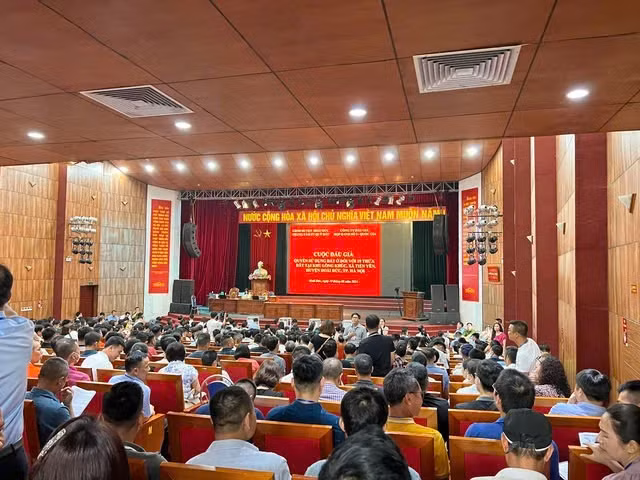 Đấu giá xuyên đêm, đất huyện ngoại thành Hà Nội có giá cao ngất ngưởng Dau gia xuyen dem, dat huyen ngoai thanh Ha Noi co gia cao ngat nguong