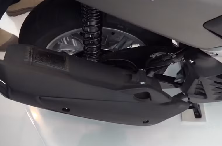 Phuộc sau và ống bô của NMax 150...
