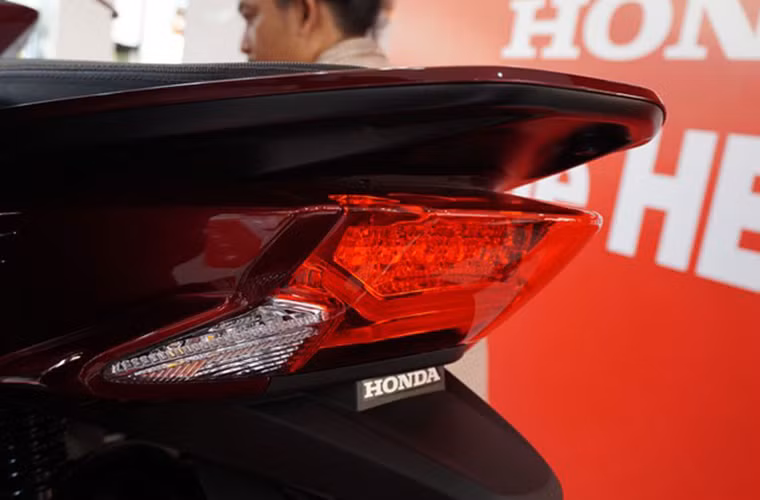 ...đèn hậu của PCX 150.