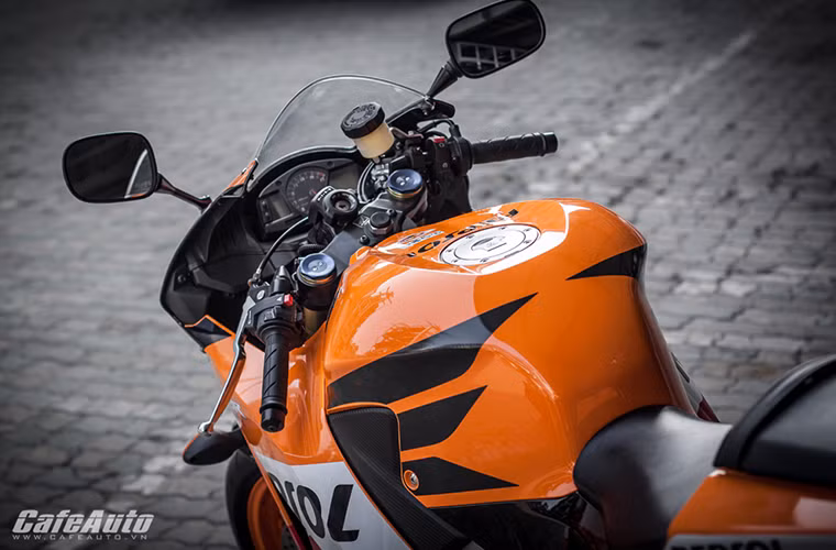 Hiện mẫu Honda CBR600RR 2014 được nhập khẩu nguyên chiếc về Hà Nội bởi Showroom Thưởng Motor 68 Lê Văn Lương cùng mức giá khoảng 25.000 USD.