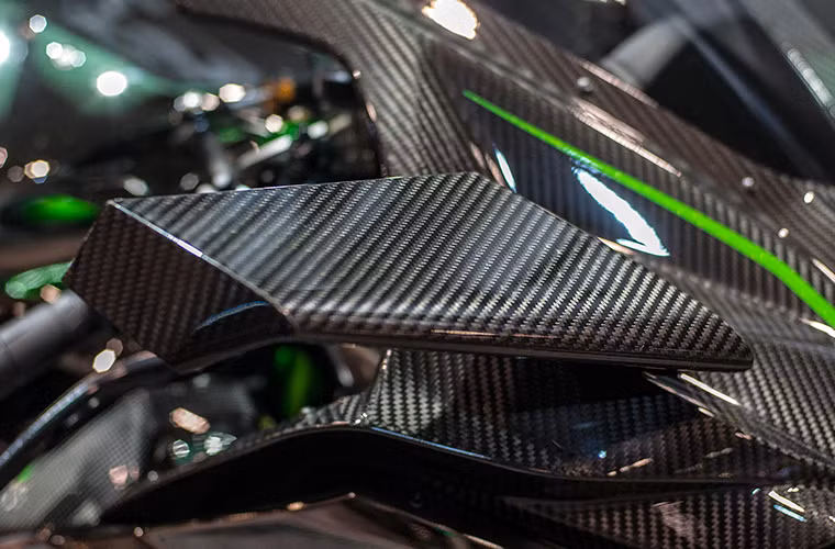 Các bộ phận làm từ carbon trên thân của H2R là một phần của thiết kế Kawasaki...