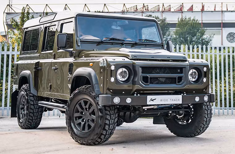Land Rover Defender "Chelsea Wide Track": Mẫu xe việt dã này được bổ sung gói phụ kiện khí động mới, gồm cánh gió trước/sau mới, hốc gió tích hợp lưới bằng thép không gỉ trên nắp capô và cụm đèn pha kiểu xe quân sự. Gói nâng cấp "Chelsea Wide Track" chỉ tân trang thiết kế từ trong ra ngoài, công suất vẫn giữ nguyên.