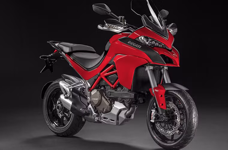  5) Ducati Multistrada 1200S: Chiếc môtô này đã trở nên quá quen thuộc với không ít fan môtô phân khối lớn và phiên bản 2015 của nó sẽ còn tuyệt vời hơn với sự xuất hiện của công nghệ động cơ van biến thiên DVT giúp giảm thiểu hiện tượng chồng van (valve overlap) ở vòng tua thấp, giúp động cơ vận hành được êm ái hơn.