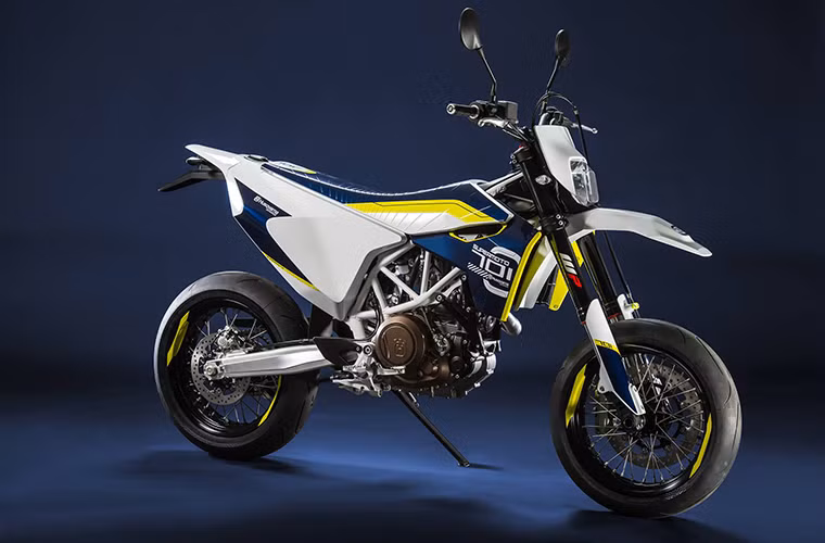  7) Husqvarna 701 Supermoto: KTM có kế hoạch lớn cho Husky. Công ty muốn trở thành hãng xe máy lớn thứ 3 ở châu Âu vào năm 2019. Supermoto 701 mới là một trong những chiếc xe nằm trong kế hoạch trên được Husky tiết lộ tại triển lãm EICMA ở Milan. Với thiết kế khá nhỏ gọn, KTM dựa trên động cơ 690cc xi-lanh đơn, phanh lớn, hệ thống treo WP. Chiếc xe sẽ được ra mắt vào cuối mùa hè năm 2015 với giá khoảng 12.500 USD.