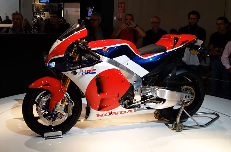  4) Honda RC213V-S: Ra mắt lần đầu tại triển lãm EICMA 2014 Milan, Ý, Honda RC213V-S khi đó chỉ là nguyên mẫu ý tưởng. Sau đó, Honda đã thực sự sản xuất mẫu xe này và bán với mức giá khoảng 170.000 USD. RC213V-S có thiết kế gần giống chiếc RC213V, chỉ khác ở những chi tiết thêm vào cho phù hợp với một chiếc xe thương mại. Mẫu xe hứa hẹn sẽ được chế tạo bằng nhiều vật liệu nhẹ như nhôm, sợi carbon và sử dụng động cơ V4.