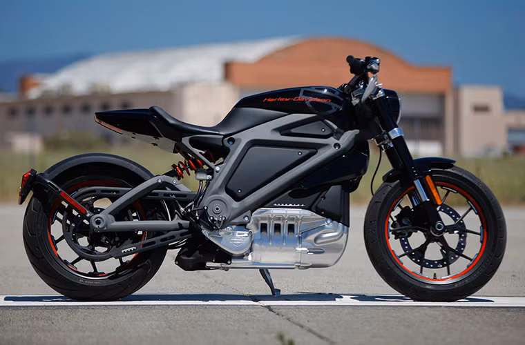  10) Harley-Davidson LiveWire: Đây là một mẫu môtô điện của Harley-Davidson phát triển từ năm 2010 nhằm tìm hiểu thị hiếu của khách hàng. Project LiveWire ra đời không phải để trở thành mẫu xe thương mại mà được tạo ra nhằm hiểu thêm về những kỳ vọng của khách hàng về môtô điện mang thương hiệu Harley-Davidson thông qua các phản hồi sau khi chạy thử. Xe hoạt động bằng một mô-tơ điện với công suất 74 mã lực và mômen xoắn cực đại 70Nm. LiveWire có trọng lượng khoảng 163 kg và có thể tăng tốc từ 0 – 100 km/h trong 4 giây và đạt vận tốc tối đa 148 km/h.