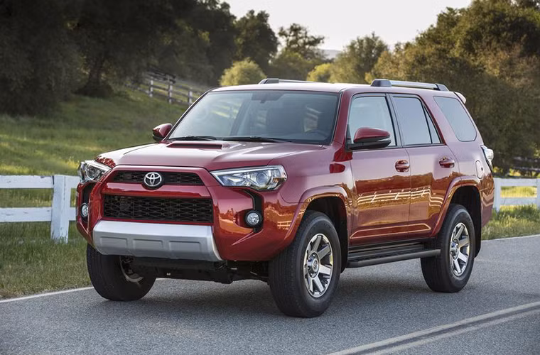  8. Toyota 4Runner: Phiên bản mới nhất sẽ có giá trị bán lại 66,2% sau 36 tháng và 54,3% sau 60 tháng. Điều đó giúp cho 4Runner trở thành mẫu SUV full-size duy nhất giữ lại hơn một nửa giá trị sau 5 năm vận hành. Năm 2014, Toyota 4Runner đã bán được 76.906 chiếc tại Mỹ.