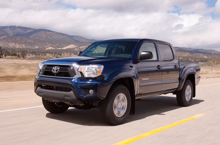  1. Toyota Tacoma: Năm 2014, Tacoma giá 20.765 USD đã tiêu thụ được 155.041 chiếc, xếp thứ 29 trong danh sách xe bán chạy tại Mỹ. Theo KBB, sau 36 tháng, Tacoma sẽ có được giá trị bán lại ấn tượng là 74,9%, và nó sẽ tiếp tục giữ 60,8% giá trị xe sau 60 tháng sử dụng.