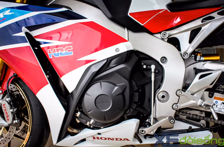CBR1000RR SP trang bị động cơ bốn xi lanh dung tích 1.000cc, hệ thống phun xăng điện tử PGM-DSFI tiên tiến giúp xe hoạt động mượt mà hơn ngay cả khi chạy chậm.
