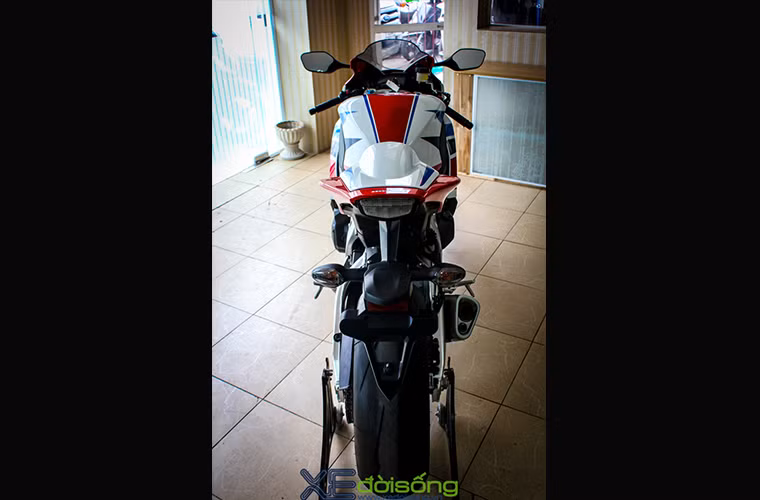 Yên sau solo, kính chắn gió racing