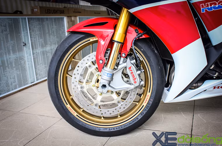So với CBR1000RR thông thường, phiên bản CBR1000RR SP 2014 được bổ sung thêm cặp thụt trước 43mm Ohlins, phanh Brembo 4 pittong, đường kính đĩa phanh 320mm, lốp 120/70-17 Diablo Supercorsa SC.
