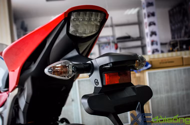 Đuôi xe hất cao về phía sau tạo độ vút