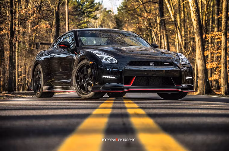Bộ mâm hợp kim 6 chấu của GT-R Nismo được sơn màu đen bóng với kiểu dáng thiết kế được lấy cảm hứng từ mẫu xe đua GT500 huyền thoại.