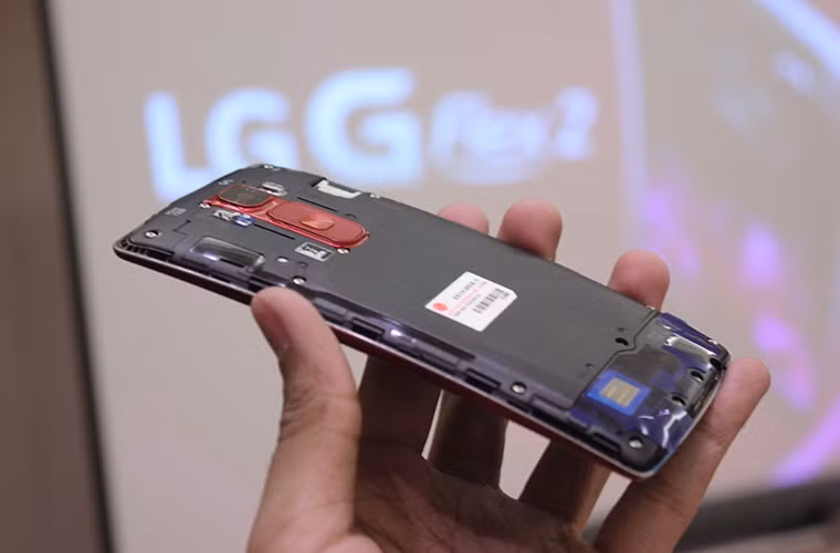 G Flex 2 chạy hệ điều hành Android 5.0 Lollipop cùng giao diện tùy biến của LG.