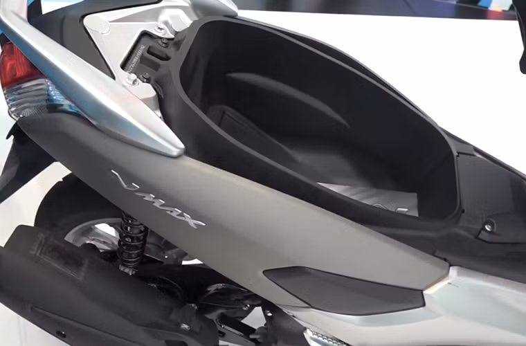 Cốp của NMax 150 khá rộng rãi...