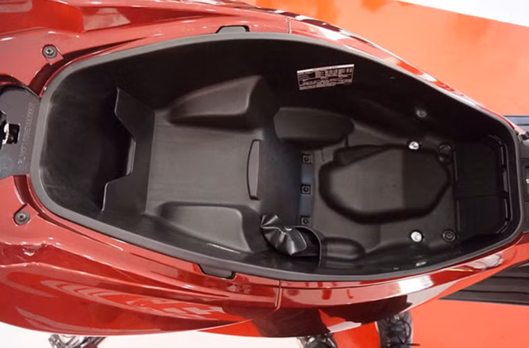 ...nhưng cốp của PCX 150 còn rộng hơn.