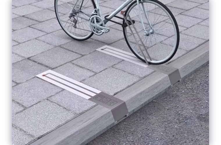 Giá dựng xe đạp giúp không chiếm dụng nhiều diện tích vỉa hè.