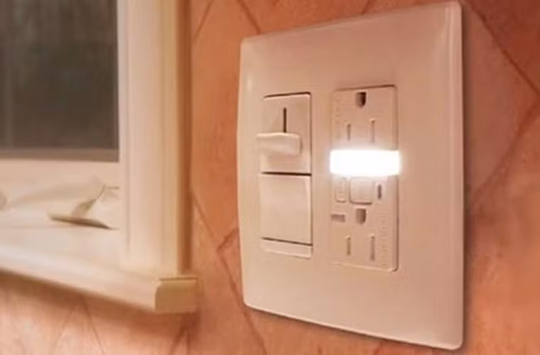 Ổ cắm điện trên tường còn tích hợp đèn LED trong đêm tối.