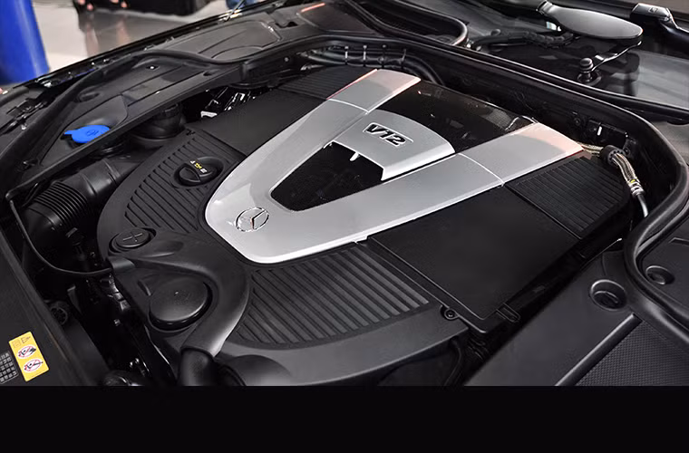 Mercedes-Maybach S600 sử dụng động cơ V12 twin-turbo 6.0L cho công suất 530 mã lực tại vòng tua 4.900-5.300 vòng/phút, mô-men xoắn 830 Nm tại 1.900 – 4.000 vòng/phút. Xe có khả năng tăng tốc từ 0 – 100 km/h chỉ mất 5,0 giây và đạt vận tốc tối đa 250 km/h, có mức tiêu thụ nhiên liệu vào khoảng 11,7L/100km với dung tích bình xăng là 80,8L.