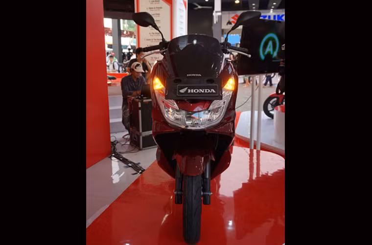 ...còn Honda thì ngược lại và PCX 150 không phải ngoại lệ.