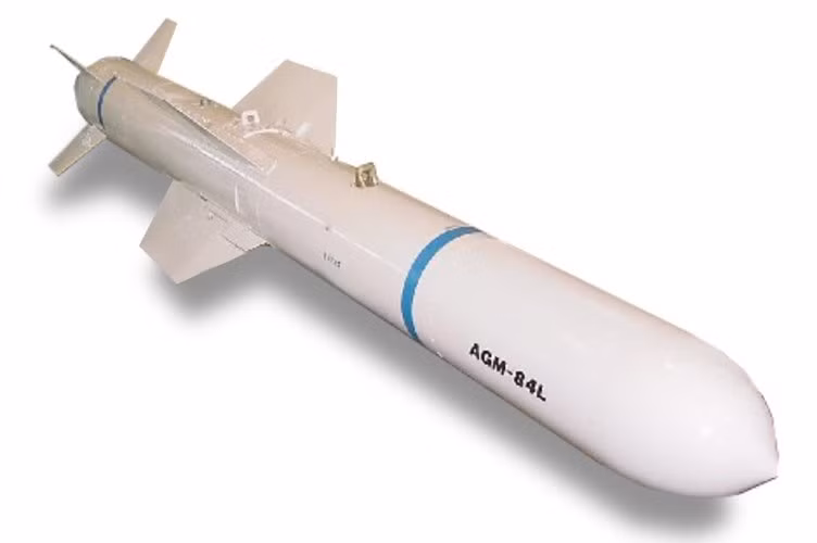 Các tiêm kích F-16 Đài Bắc hiếm khi mang tên lửa AGM-84 phiên bản chiến đấu, trừ trường hợp tham gia tập trận bắn đạn thật quy mô lớn.