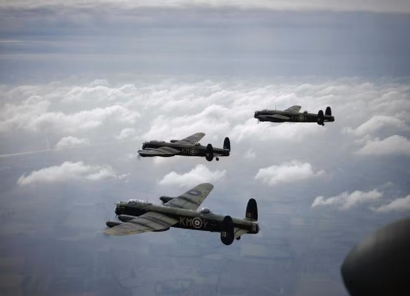 Trong chiến tranh thế giới thứ 2, hàng nghìn chiếc Avro Lancaster đã thực hiện 156.000 phi vụ, ném xuống lãnh thổ phe phát xít 608.612 tấn bom các loại. Tổng cộng, kết thúc chiến tranh 3.249 chiếc Lancaster đã bị bắn hạ hoặc tai nạn. Nguồn ảnh: Wikipedia