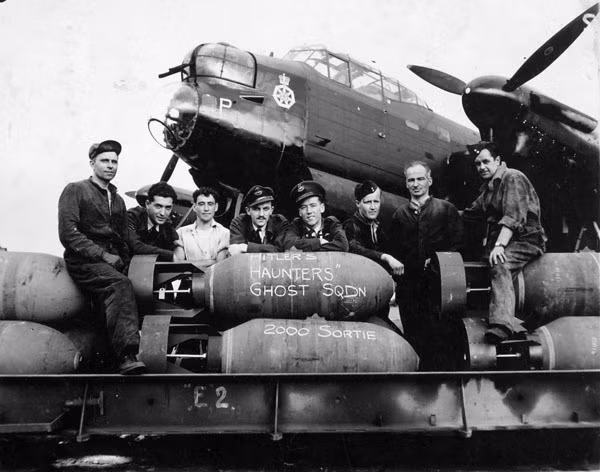 Tùy từng loại bom mà số lượng quả bom mà Avro Lancaster mang được khác nhau, ví dụ: với bom cháy Arson (tối đa 14 quả, mỗi quả chứa 236 bom nhỏ, tổng cộng 3.304 bom con); bom phá đường ray, nhà máy Abnormal (14 quả); bom nổ chậm phong tỏa cảng biển, cửa sông Gardening (6 quả, có gắn dù); bom xuyên phá hạng nặng Piece (6 quả). Đặc biệt, còn có loại bom chuyên dùng để tấn công tàu ngầm U-boat của Đức. Nguồn ảnh: Wikipedia