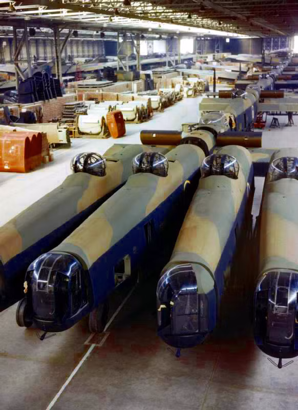  Máy bay ném bom Avro Lancaster do nhà sáng chế Roy Chadwick vẽ thiết kế, chỉ đạo việc chế tạo tại nhà máy Avro (thành lập năm 1910 tại Anh Quốc) với tổng số lượng 7.377 chiếc. Nguồn ảnh: Wikipedia