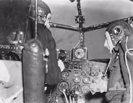 Tuy to ngang ngửa "pháo đài bay" B-17, nhưng Avro Lancaster chỉ cần phi hành đoàn 7 người vận hành (so với 11 trên B-17) gồm: hai phi công; một hoa tiêu; một sĩ quan ném bom kiêm xạ thủ mũi; một điện đài và hai xạ thủ súng máy bảo vệ ở nóc và đuôi. Trong ảnh, phi công lái máy bay ngồi bên trái, còn phi công phụ kiêm kỹ thuật trên không ngồi bên phải. Nguồn ảnh: Wikipedia