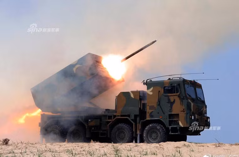 Trong ảnh là hệ thống pháo phản lực phóng loạt K-MLRS Chunmoo - mẫu pháo phản lực mới nhất của Quân đội Hàn Quốc do Tổng công ty Hanwha phát triển từ năm 2009. Loại pháo này được cho là học hỏi các ưu điểm của mẫu M270 MLRS, ví dụ như việc thiết kế bệ phóng theo kiểu module cho phép tích hợp nhiều loại đạn. Nguồn ảnh: Sina