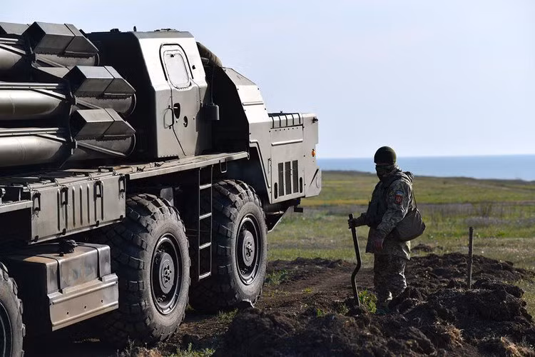 Vilkha-M chính là bản nâng cấp toàn diện từ pháo phản lực phóng loạt BM-30 Smerch ra đời từ thời Liên Xô, tuy nhiên vũ khí của Ukraine có tầm xa cũng như độ chính xác lớn hơn rất nhiều.