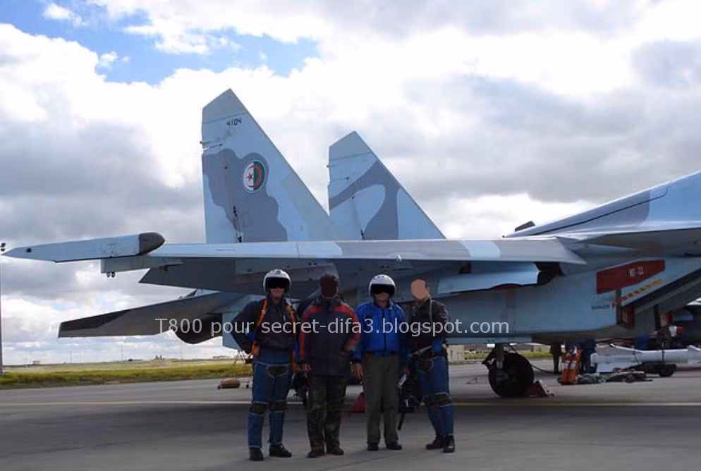 Trong ảnh các phi công Algeria đang được phía Nga giúp đỡ huấn luyện vận hành máy bay tiêm kích Su-30MKA hiện đại.