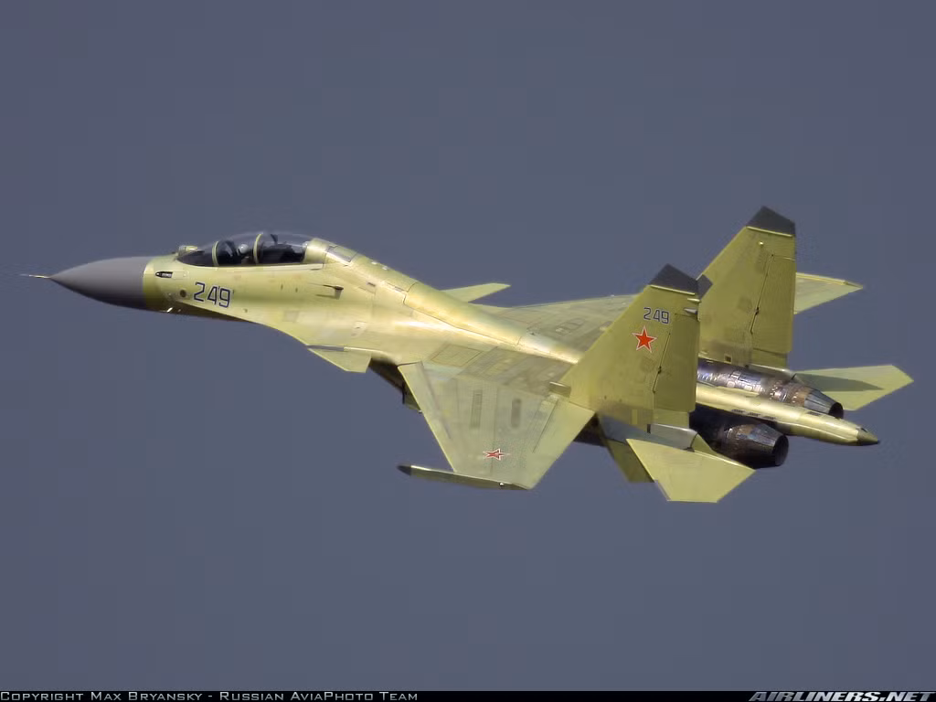 Ngoài radar của Nga, một số thành phần điện tử trên Su-30MKA do Israel và Pháp chế tạo. Ví dụ như: hệ thống hiển thị trong buồng lái gồm màn hình và HUD do Thales Pháp và Elbit Israel sản xuất; hệ thống dẫn đường phức hợp do SAGEM Pháp cung cấp; máy gây nhiễu do công ty IAI Israel phát triển...