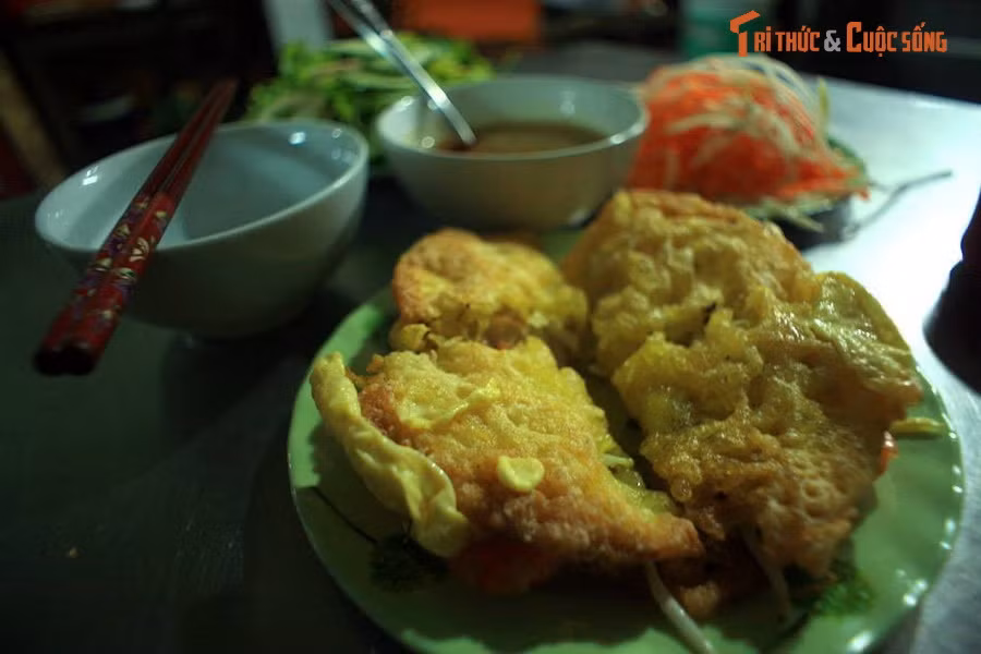 Đĩa bánh khoái ở Huế. Là món ăn đặc thù khác của Cố đô, bánh khoái là loại bánh chiên hơi giống bánh xèo, vỏ vàng giòn rụm, nhân có tôm, thịt và giá đỗ, được ăn kèm với rau sống và nước chấm có màu hơi vàng nhạt với vị béo nhẹ rất lạ miệng.