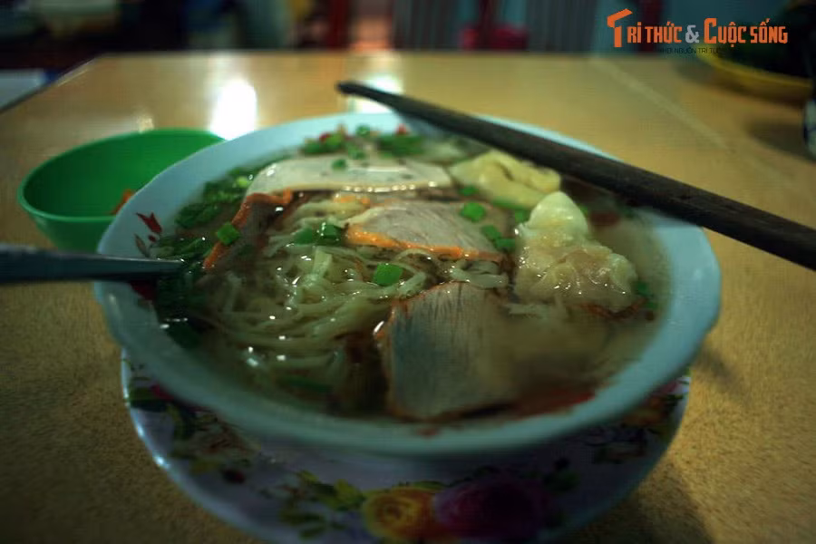 Tô cao lầu mì ở Huế. Cao lầu mì Huế được cho là món ăn "anh em" của cao lầu Hội An. Điểm chung của hai món là cùng dùng loại sợi mì màu vàng. Điểm khác biệt ở cách ăn và "topping": Cao lầu mì huế là món ăn nước, ăn với hành thái nhỏ, thịt heo, chả lụa hoặc hoành thánh.