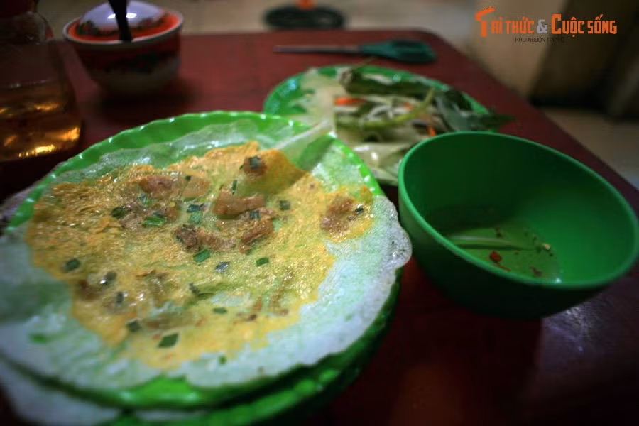 Đĩa bánh ép ở Huế. Bánh ép là một loại bánh đặc sản khác của Huế. Bánh to khoảng bằng một cái đĩa nhỏ, có nhân tôm, thịt, trứng và hành lá, gói cùng các loại rau sống như dưa leo, tía tô, rau mùi, rau răm, rau húng quế... và chấm với nước mắm.