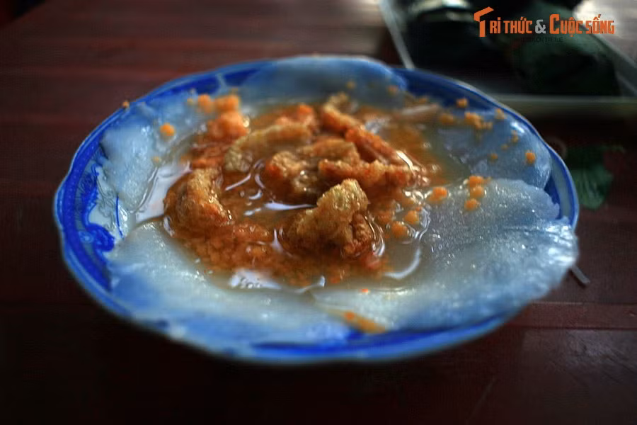 Đĩa bánh bèo Huế. Ẩm thực Huế cũng được biết đến với nhiều món bánh dùng để ăn nhẹ, trong đó nổi bật nhất là bộ ba "bèo-nậm-lọc" - tức bánh bèo, bánh bột lọc và bánh nậm. Điểm chung của các món bánh này là đều có hương vị thơm ngon, mềm mịn, thoang thoảng vị tôm.