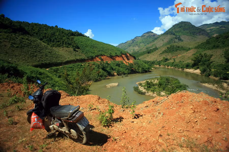...Đem lại cái nhìn ngoạn mục từ trên cao về dòng sông huyền thoại vùng Tây Bắc.