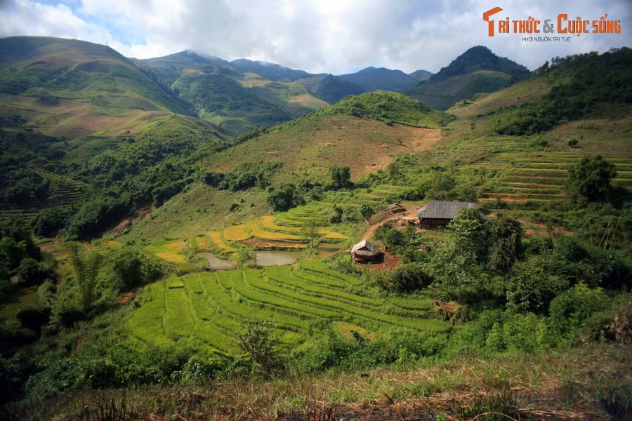 Giữa khung cảnh hoang vu, những xóm làng và thửa ruộng bậc thang hiện ra, như tiếp thêm hơi ấm cho chuyến đi.